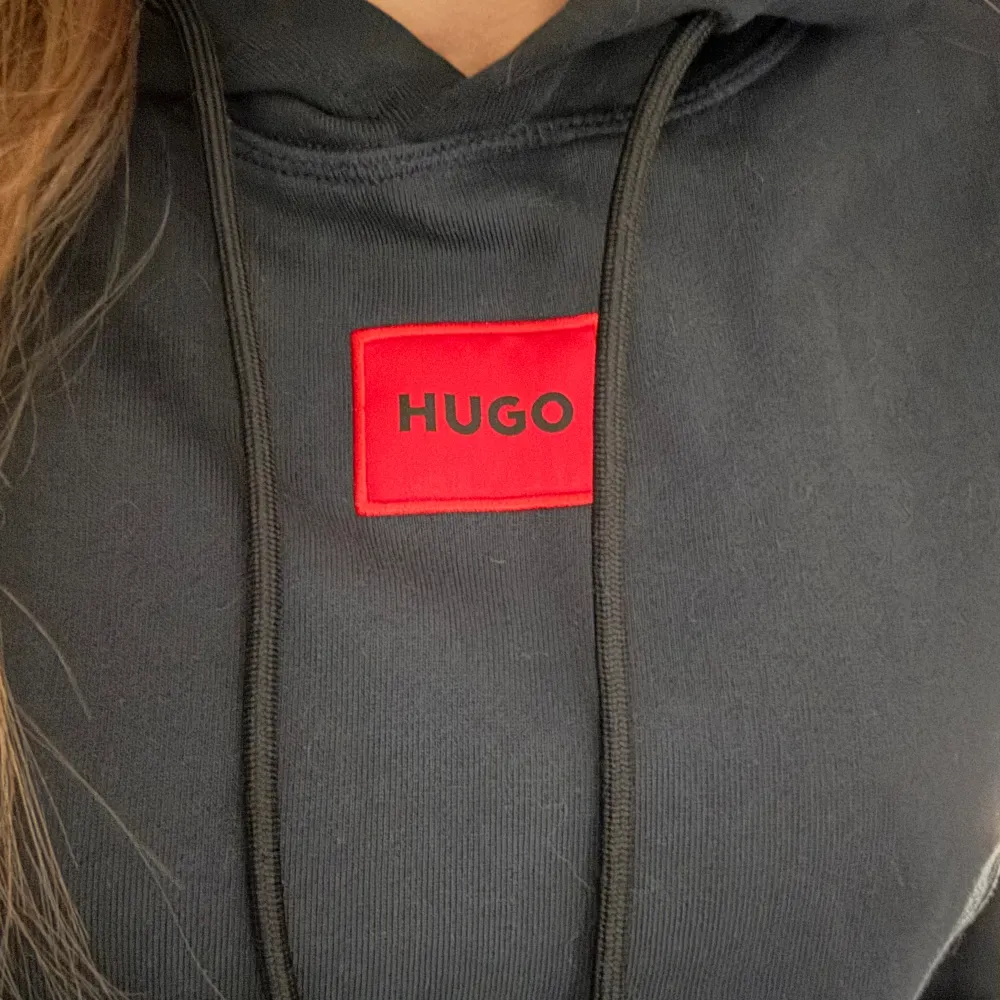 Superfin Hugo Boss hoodie i marinblå. Oanvänd. Har även en likadan i storlek M helt oanvänd. Nypris: 1200kr. Hoodies.