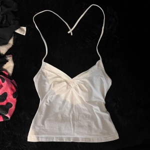 Halterneck topp - Vanlig halterneck topp i vit färg. Fin till sommaren.