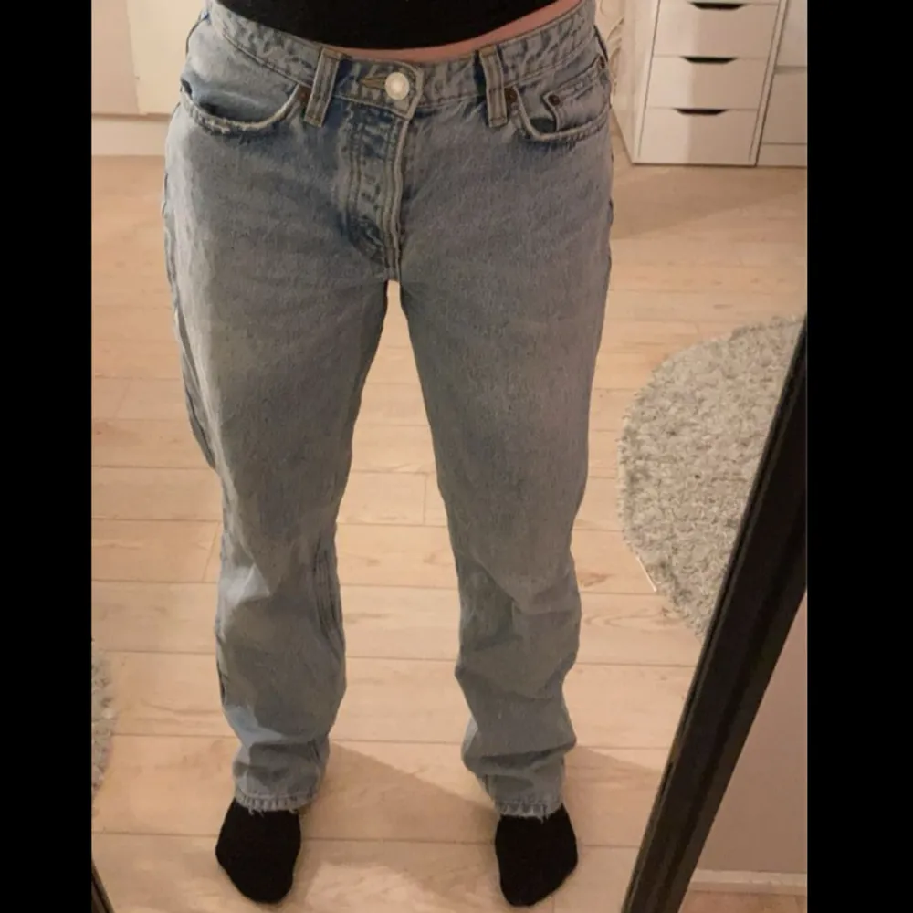 Zara mid rise straight jeans. Ljusblåa, rak passform i storlek 38.💕 Sista bilden är lånad från Zaras hemsida.. Jeans & Byxor.