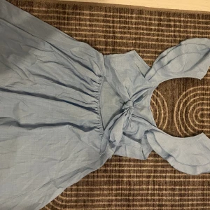 Sommar klänning  - Öppen rygg sommar känning med rosett i ryggen 