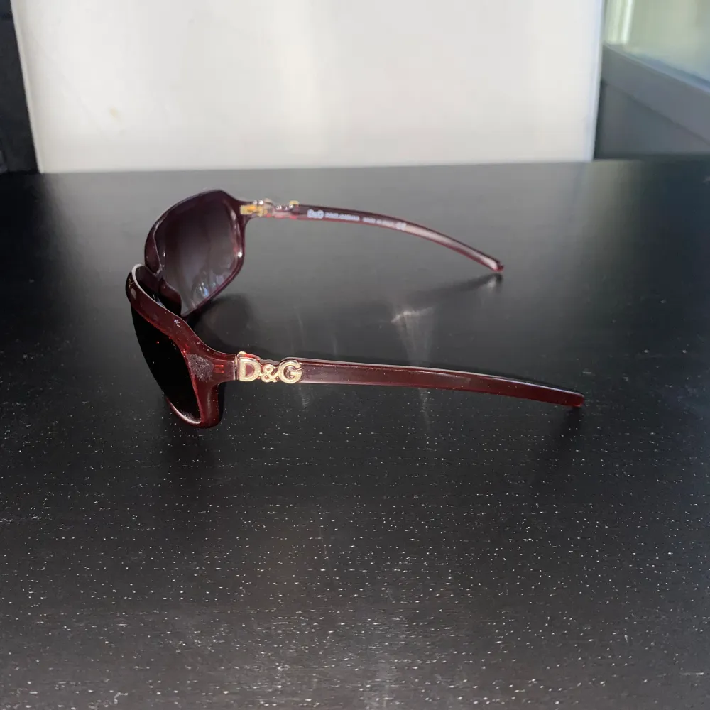 Säljer dessa vintage Docle & Gabbana solglasögon ingen användning av dom alls men inga skador inga defekter bra skick och allt är som det skall vara 👍🏼👍🏼. Accessoarer.