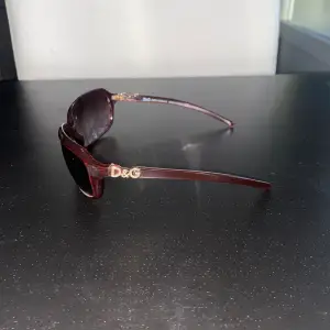 Säljer dessa vintage Docle & Gabbana solglasögon ingen användning av dom alls men inga skador inga defekter bra skick och allt är som det skall vara 👍🏼👍🏼