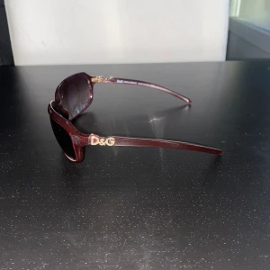  Dolce&Gabbana vintage solglasögon  - Säljer dessa vintage Docle & Gabbana solglasögon ingen användning av dom alls men inga skador inga defekter bra skick och allt är som det skall vara 👍🏼👍🏼