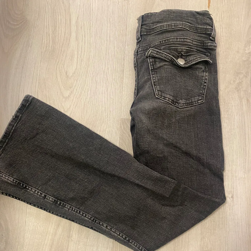 Bra skick low rise bootcut snygga fickor två knappar knappt använda storlek 152. Jeans & Byxor.