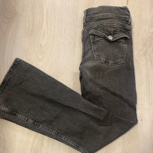 Low rise bootcut Gina tricot gråa jeans  - Bra skick low rise bootcut snygga fickor två knappar knappt använda storlek 152
