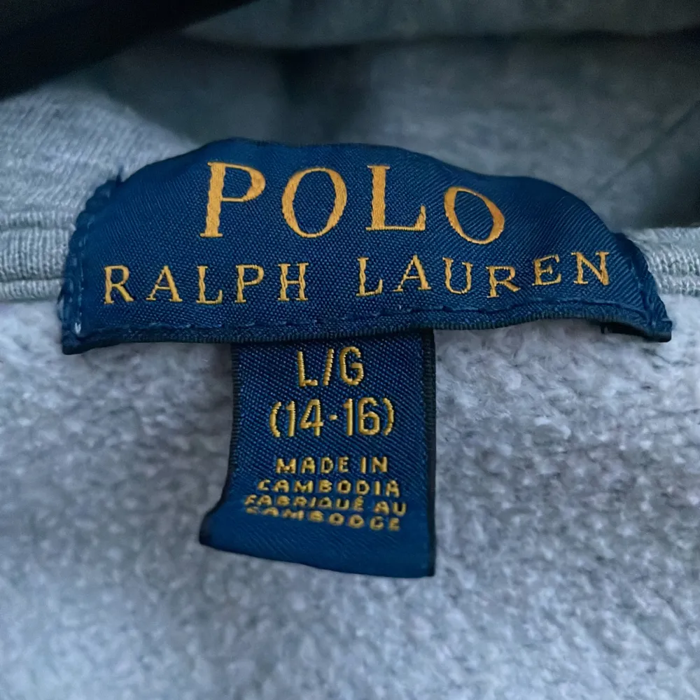 Nu säljer jag denna populära polo Ralph lauren zipen. Skicket 8/10 💫. Storleken är 150-161cm men den är ganska liten i storleken. Passar mig som är 158cm. Denna Ralph lauren zipen är perfekt till sommarn🔥💫 hör av er vid funderingar🙏[ÄKTA]. Hoodies.