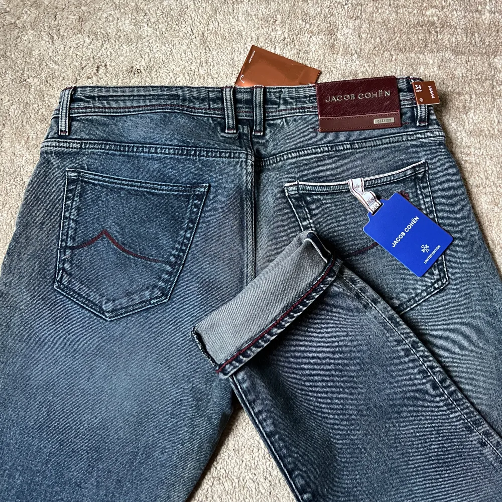 Jacob Cohen jeans, oanvända med samtliga taggar på, storlek 34, köpta för 620 euro. Jeans & Byxor.