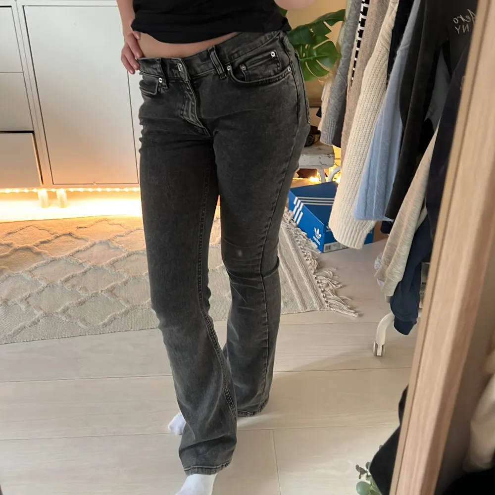 Mörkgråa Bootcut jeans! Super sköna och jätte bra skick!🩷Nypris 499kr. Innerbenslängd: 76cm, midja: 35cm rakt över. Jeans & Byxor.