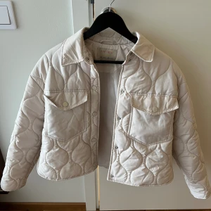 Quiltad jacka - Beige quiltad jacka i xs. 