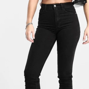Jeans split bershka  - Jeans från bershka utsvängd bootcut svarta med hög midja high waisted jeans with split black/off black color st.38