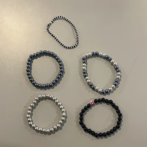 Handgjorda smycken  - Vi har haft ett UF och ska nu stänga ner så vi säljer ut våra smycken till billigt pris. Mellan 10-20kr + frakt.