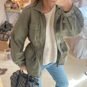 Jacka - SUPER snygg jacka!! Perfekt nu till våren 