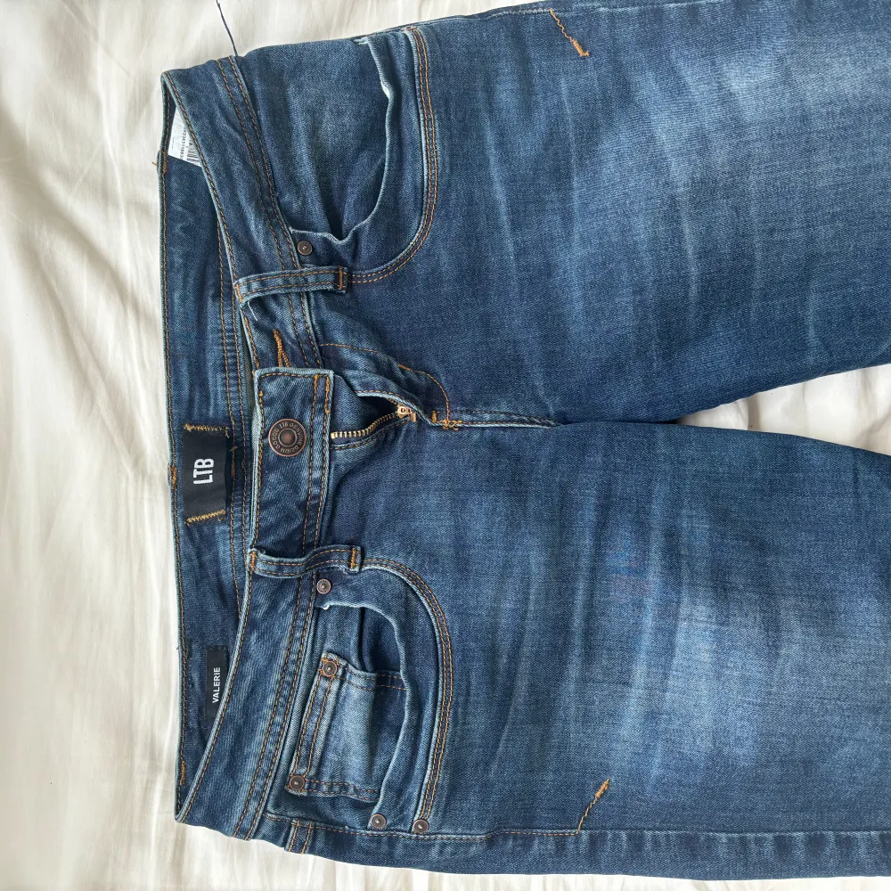 Säljer även dessa lite mörkare ltb jeansen i superbra skick! Inga synliga defekter och i fint skick, dessa passar perfekt i längden på mig som är typ 170💓. Jeans & Byxor.