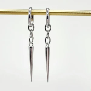 Handgjorda örhängen  - Handgjorda örhängen●Följ :@ekjewelryofficial🤲 ● 💎Material- metal/zinklegeringar ●Örhängeskrokar -rostfritt stål. Nickel fri. Längd -6,5cm Vattentåliga, ändrar inte färgen! Köp för 1st-80kr eller 100kr/paret