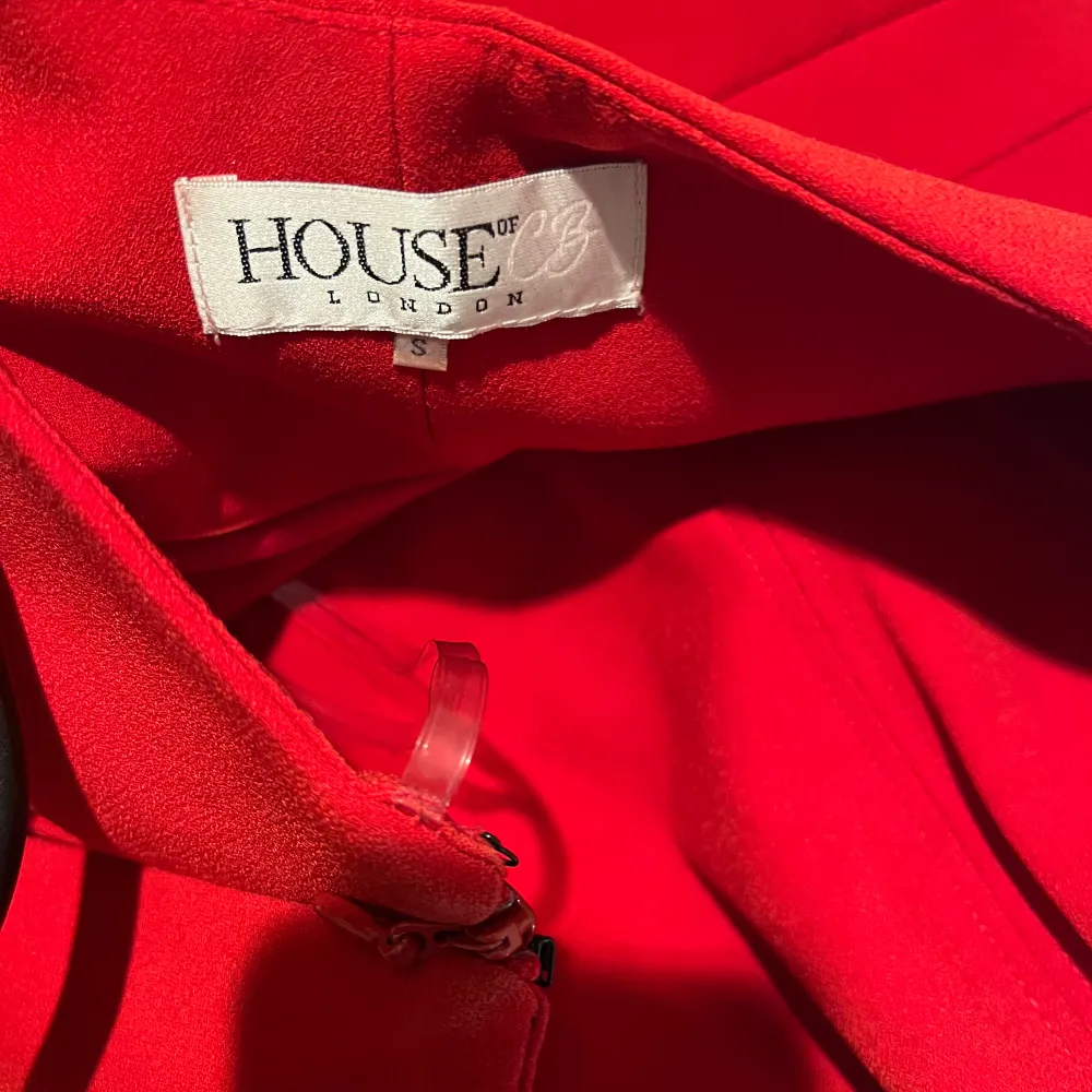 Säljer min fina röda klänning med otroligt bra material från märket HouseOfCb, säljer då den inte kommer till användning. Använd 1 gång Nypris 2 000. Klänningar.