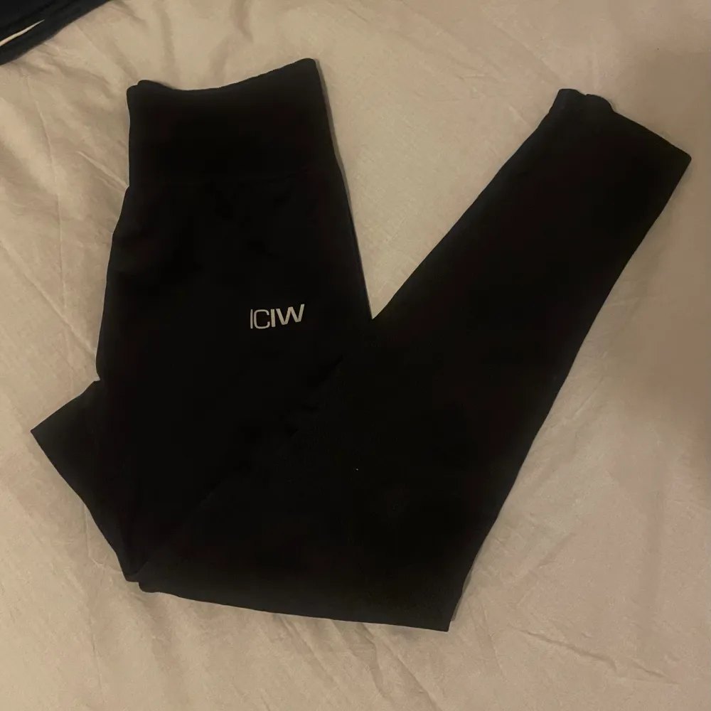Säljer dessa ICIW tights sin är använda 3 gånger!🌟pris kan diskutera!. Jeans & Byxor.