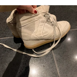 Kilklackar - Säljer dessa så snygga kilklackar som ser ut exakt som dem från isabel marant!!! Så så snygga💖 Skulle säga att dem är grå- beigea, lite slitningar men inget stort.