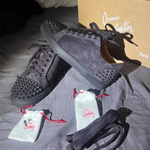 Louboutin skor - Säljer mina sjukt eftertraktade Loubutinskor med nitar både fram och bak🔥 Skick: 9.5/10 Tillkommer: skor, original box, påse för extra spikar, 4st extra spikar, påse för extra skosnören och extra skosnören  Hör av er vid frågor 