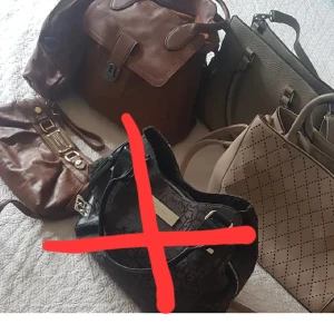 Väskor🌞 - Väskor olika märken och storlekar. Vissa i fint skick några få slitna. Skickar bättre bilder och mått vid intresse😀 vill bli av med allt då jag har massor så lämna bud på den du är intresserad💗💗💗