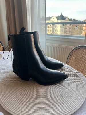 Stövlar - Säljer mina oanvända stövlar/cowboyboots från hm. Lappen är kvar. Strl 37  Ordinariepris: 499kr Mitt pris: 300kr