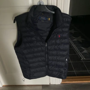 Ralp lauren väst - Nästa helt ny ralp lauren väst köptes i sommar på debut i Karlstad. ( kvitto finns)  Strl: M Cond: 10/10