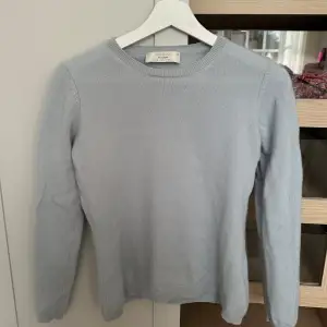 Säljer denna supersnygga ljusblåa cashmere tröjan i Storlek 38. Jag skulle däremot säga att den går mer mot storlek 36. ❤️💗 Tröjan är i superbra skick och kommer noppras av en sista gång innan den packar 🤩 nypris 1300 kr 💗 säljer för 300