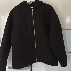 Cropped vårjacka - En cropped vårjacka ifrån Zara, stilren i bra skick! Rätt tunn men bra mot våren!