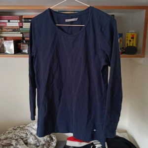 Longsleeve shirt - Står L men mer som M/S Navy blue, knappast använd Capri sleeves 