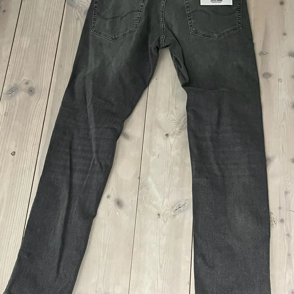 Säljer ett par nyköpta oanvända mörkgrå jack&jones jeans.  32/32 slimtraight/TM. Nyskick, nypris 599, säljer för 250(pris kan diskuteras vid snabbt köp).. Jeans & Byxor.