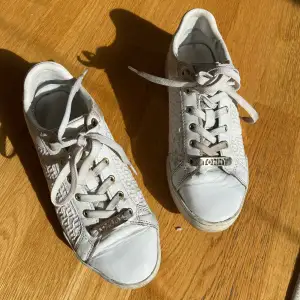 Snygga vita sneakers med gulddetaljer. Köpte för 900kr