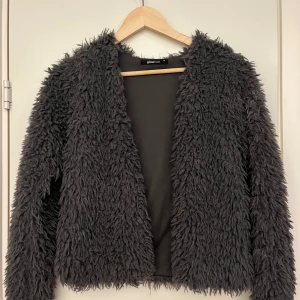 Pälsjacka - Trendig pälsjacka från Gina Tricot, perfekt nu till våren. St XS men passar även S. Skriv privat för bilder med den på. Använd köp nu funktionen💌
