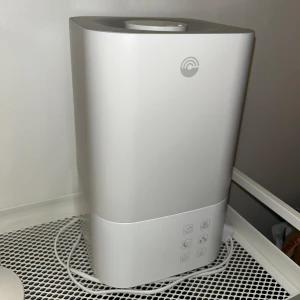 Luftfuktare  - Luftfuktare som är bra t.ex för pollenallergier eller när man ska göra fransförlängning för att ha rätt luftfuktighet i rummet.  Köpt för 1299kr på Kjell&Company. Har används vid max 5 tillfällen.  Kan gå ner i pris vid snabb affär!