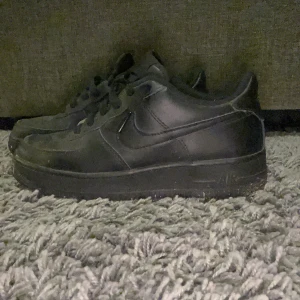Svarta Air Force 1 storlek 37,5 - Använda endast några gånger. Ganska bra skick. Kan tyvär inte skicka med lådan för den är borta. Kan diskutera priset. Antingen mötas upp eller frakt 