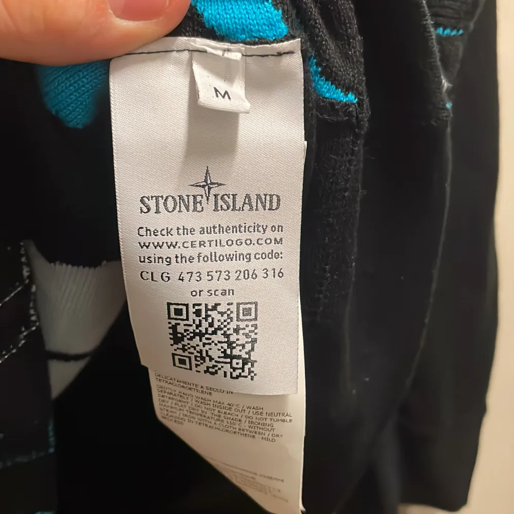En stickad tröja från Stone Island Spring/Summer collection från 2022. Nypris: 5200 tags finns kvar. Tröjan är i nyskick. Tröjor & Koftor.