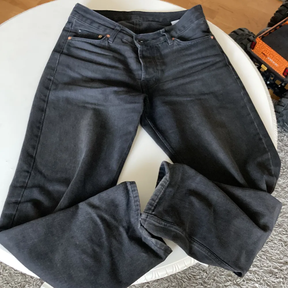 Hej jag säljer väldigt fina svarta jeans från Sweet sktbs den är helt perfekt skick väldigt snygga o bekväma hör av er vid minsta lilla fråga. Jeans & Byxor.