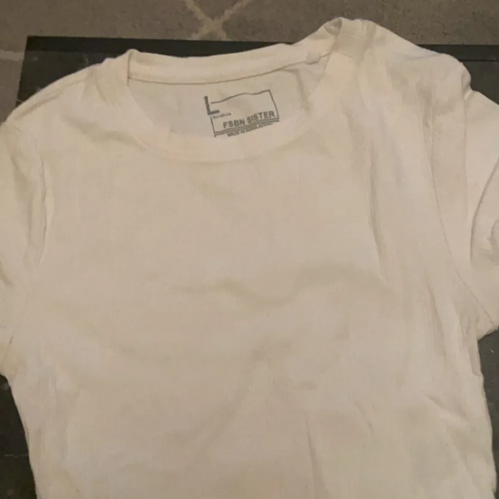 Den gröna tröjan är storlek S men passar M också. Vita tröjan är L och passar M med. Mörkgrön har aldrig varit använd och vit har använt ett par gånger . T-shirts.