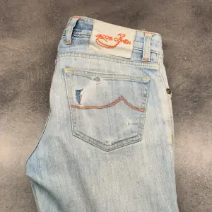 Tja säljer nu dessa schyssta Jacob Cohën jeans i fint skick. Har hål på ena bakfickan, går att fixa lätt! Samt på ena knät men bara snyggt enligt mig! Nypris runt 5000kr! Bara att fråga vid eventuella funderingar mvh 