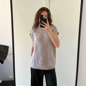 Polo tröja - Stickad polo tjocktröja utan ärmar, aldrig använd 