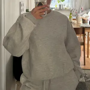 Grå sweatshirt från Gina tricot som matchar med ett par mjukisbyxor jag säljer💕