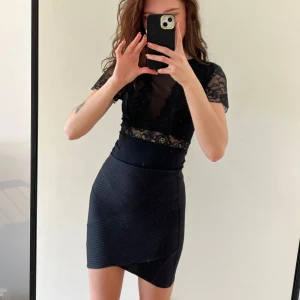 Svart kjol - Kort omlott kjol