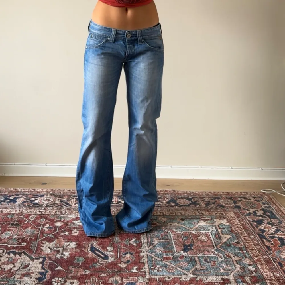 Ljusa vintage replay jeans. Midjemåttet är ca 84cm och innerbenslängden är ca 89cm. . Jeans & Byxor.