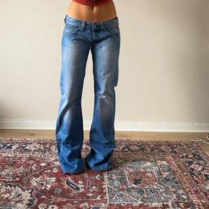 Ljusa vintage replay jeans. Midjemåttet är ca 84cm och innerbenslängden är ca 89cm. 