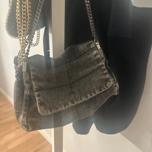 Väska zara - Super fin och rymlig väska ifrån zara,väldigt bra skick💕💕💕