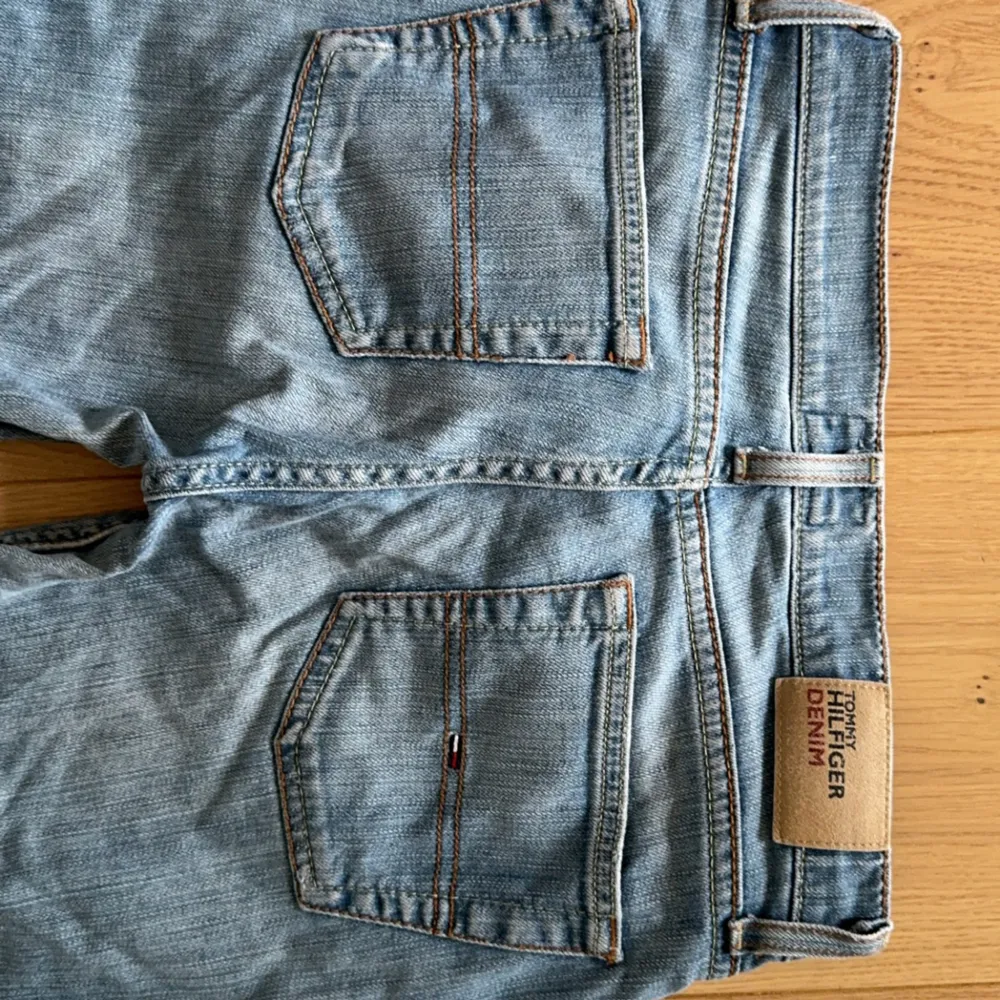 Så snygga lågmidjade vintage Hilfiger jeans. Samma modell som första bilden men försmå för mig så inga bilder med dom på. Dessa är i en ljusare tvätt än första bilden. Midjemåttet är ca 70cm och innerbenslängden är ca 73cm. . Jeans & Byxor.