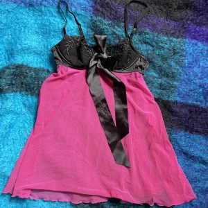 Spettstopp med rosett - Såå fint linne i svart och rosa🖤💗Den har vaderade kupor i storlek S (typ B-kupa)