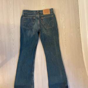 low waist bootcut jeans från levis,aldrig använda och köpta på plick! som nya