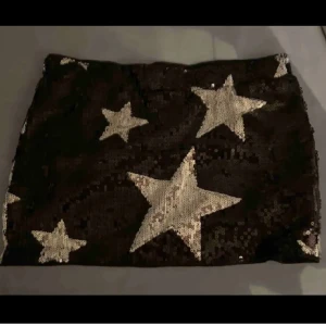 Paljettkjol - Paljettkjol med inbyggda shorts. Perfekt till fest! Helt oanvänd