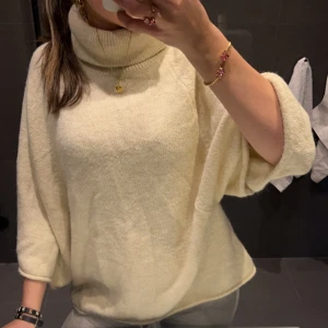 Zara stickad tröja  - Superfin stickad tröja med krage och breda ärmar från Zara! Fint skick och helt slutsåld på hemsidan 💕