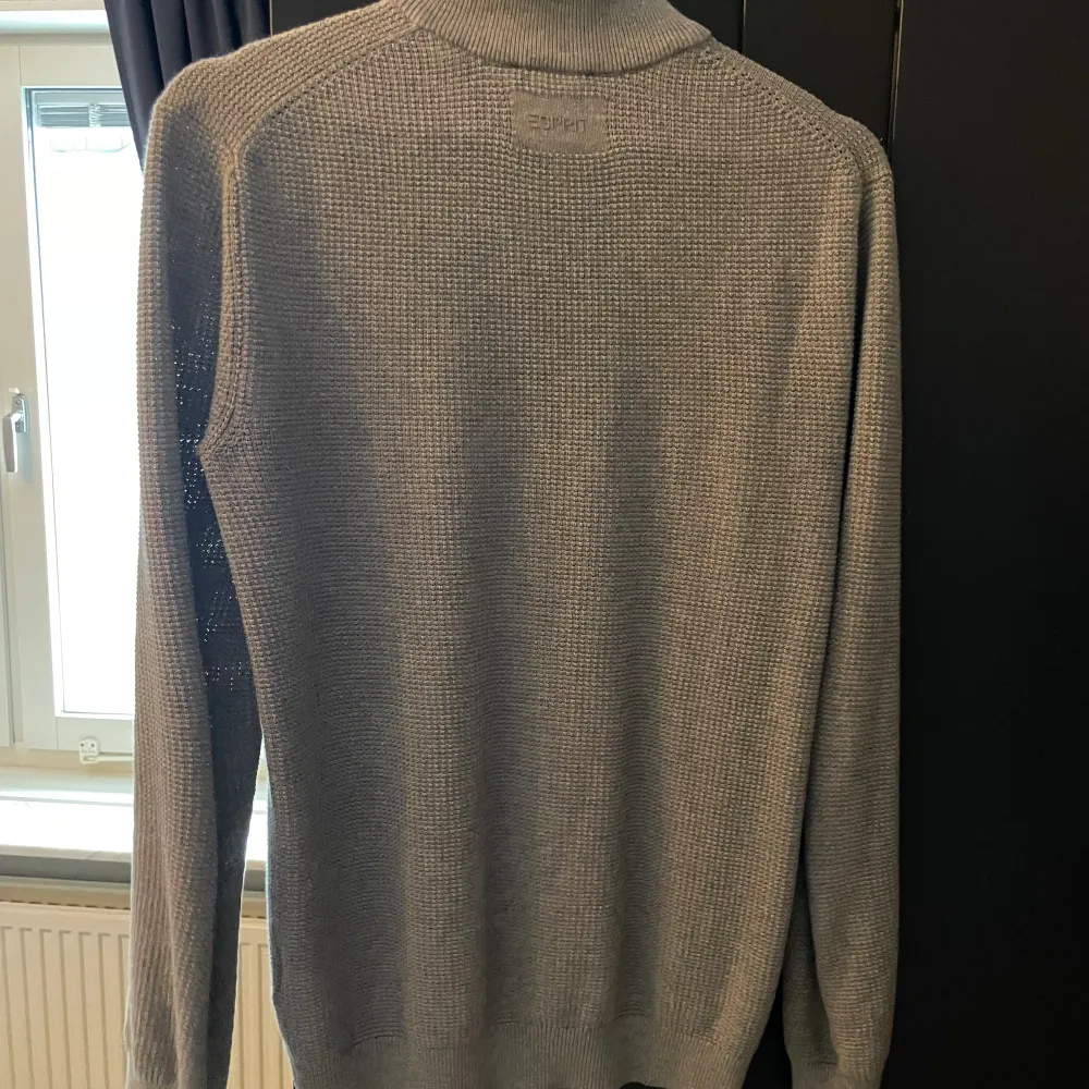Grå half zip från esprit. Neuletakit & Villapaidat.