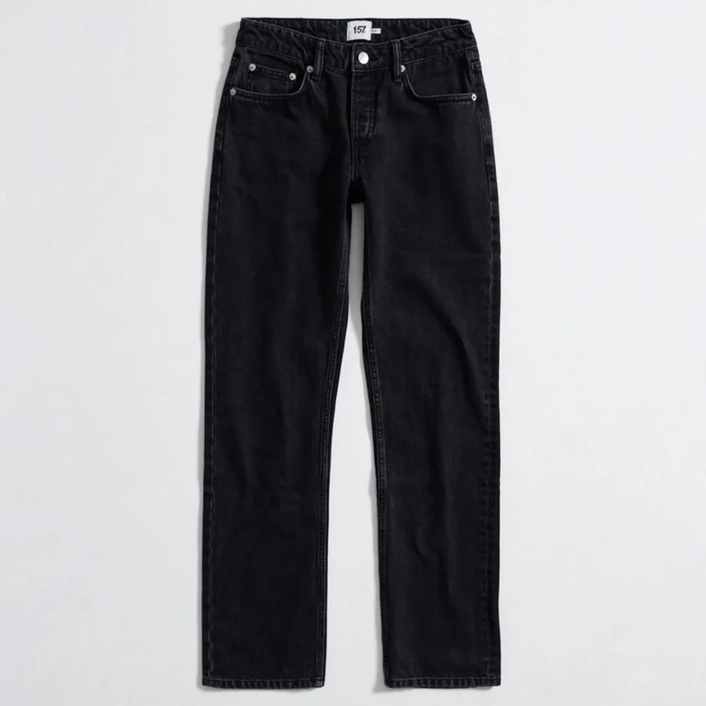 Svara jeans från Lager 157 i modellen Icon. Storlek S, ungefär 36 men funkar nog om man har 38 också. Straight men lite baggy. Andvända några gånger men inga defekter. Jeans & Byxor.
